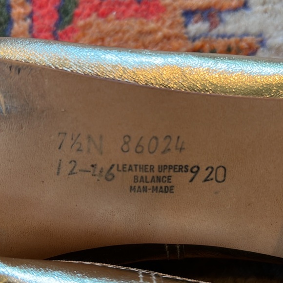 Beautiful like new vintage gold leather flats. Beacon made in the USA. Size 7.5N - Picture 8 of 8